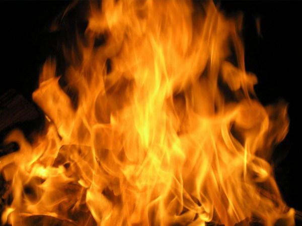Пожар в Димитрове оставил семью без крыши над головой, а хозяина отправил в больницу