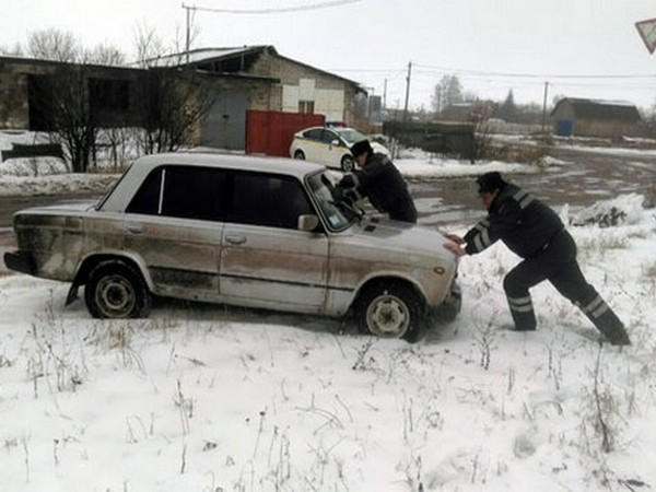 Как полицейские в Красноармейске толкали автомобиль «ВАЗ»
