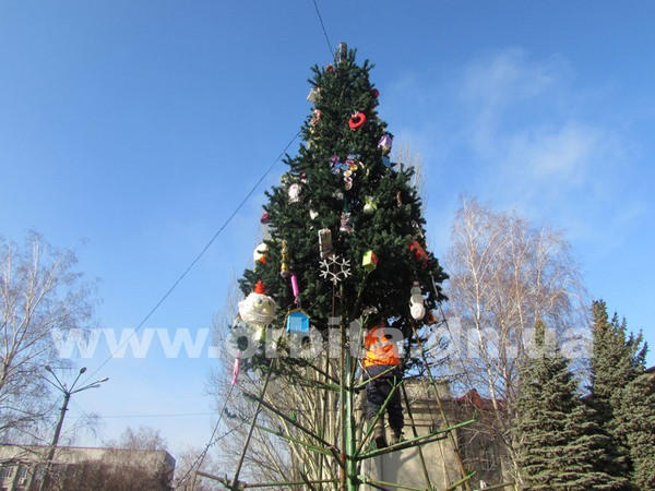 Главная новогодняя елка Красноармейска простояла более полутора месяцев