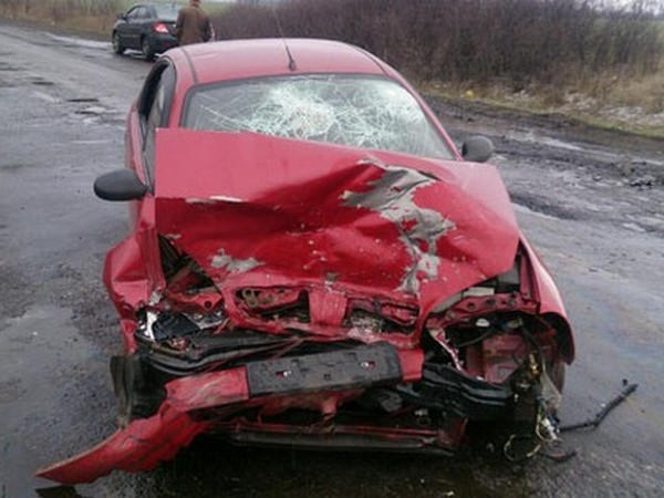 На въезде в Димитров лоб в лоб столкнулись два автомобиля: пострадали 5 человек