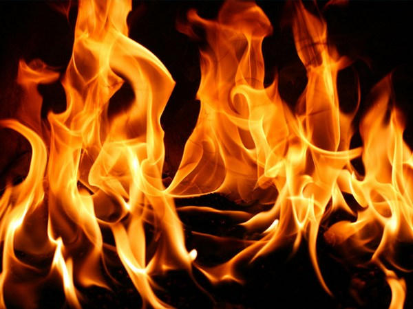 В Димитрове огонь уничтожил квартиру, а в Красноармейске - гараж