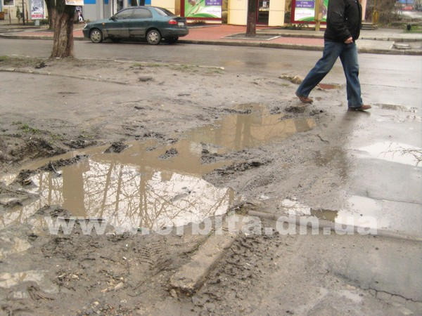 Тротуары Красноармейска: вода по щиколотку и непроходимая грязь