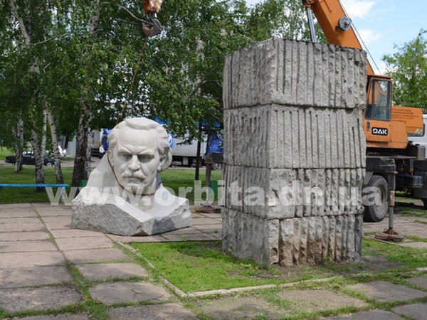 Декоммунизация в действии: в Мирнограде (Димитрове) демонтировали памятник Димитрову