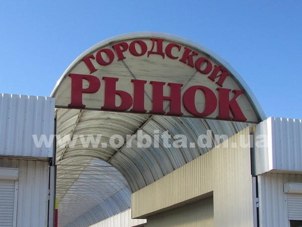Конфликт на рынке Новогродовки обострился: жгут автомобили и повреждают торговые повильоны