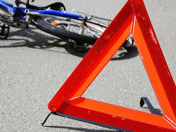 В Селидово автомобиль сбил велосипедистку и скрылся с места ДТП
