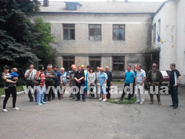 В Новогродовке горняки грозят затопить шахту и часть города