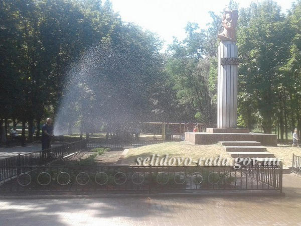 Во время июльской жары в центре Селидово спасатели поливали растения