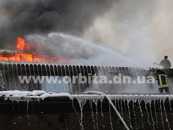 Масштабный пожар в Покровске: горит торговый комплекс «Лоза»
