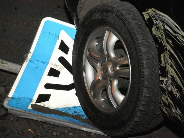 В Новогродовке автомобиль сбил двух братьев подростков и скрылся с места ДТП