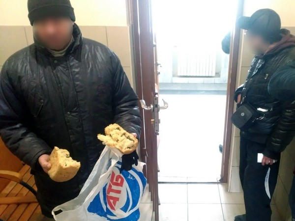 Житель Покровска спрятал патроны в буханке хлеба