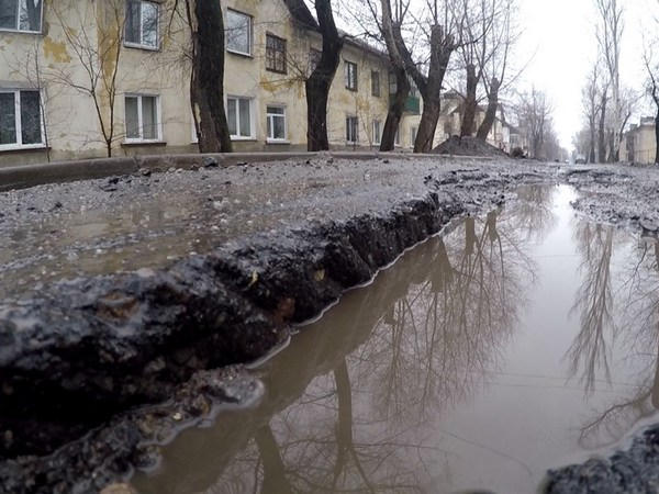 Покровские дороги шокируют отсутствием асфальта и глубокими ямами