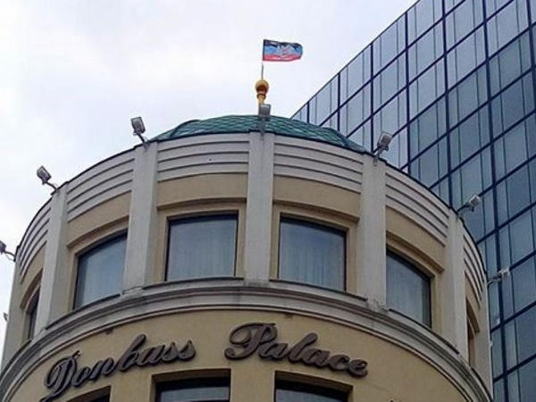 В Донецке над гостиницей «Донбасс Палас» подняли флаг «ДНР»