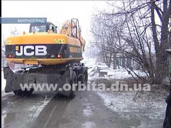 Как в Мирнограде устраняют аварию на канализационном коллекторе