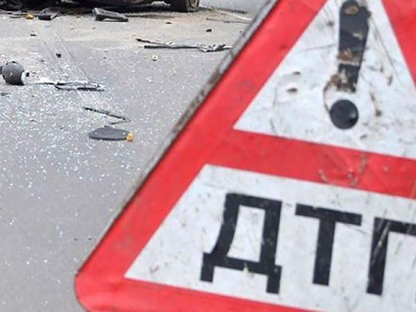 В Новогродовке автомобиль врезался в электроопору: не обошлось без пострадавших