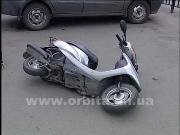 В Покровске не поделили дорогу автомобиль и скутер: пострадала женщина