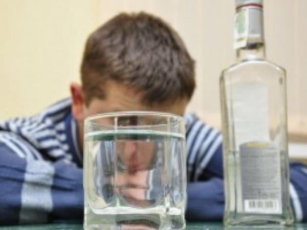В Новогродовке бутылка водки отправила 15-летнего парня на больничную койку