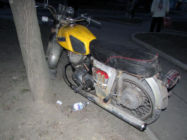 Житель Новогродовки приехал в супермаркет в Селидово и лишился мотоцикла