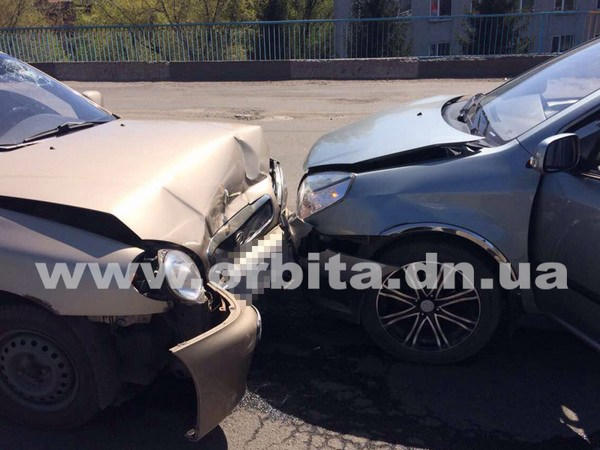 Ямы на дорогах стали причиной лобового столкновения автомобилей в Покровске
