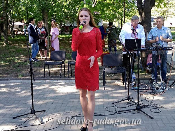 Жителям Селидово подарили ретро-концерт