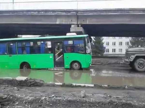 В ямах на дорогах Покровска застревают даже маршрутные автобусы