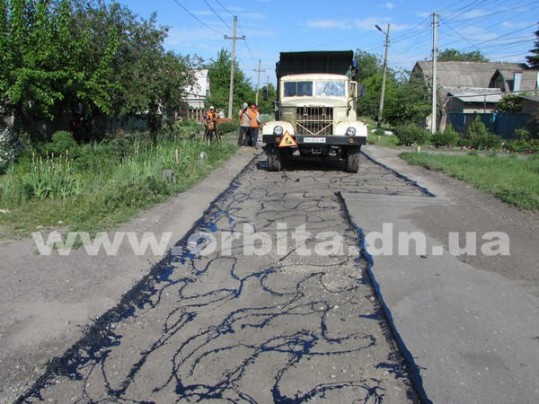 В Покровске срезают с дорог свежий асфальт и вместо него укладывают новый