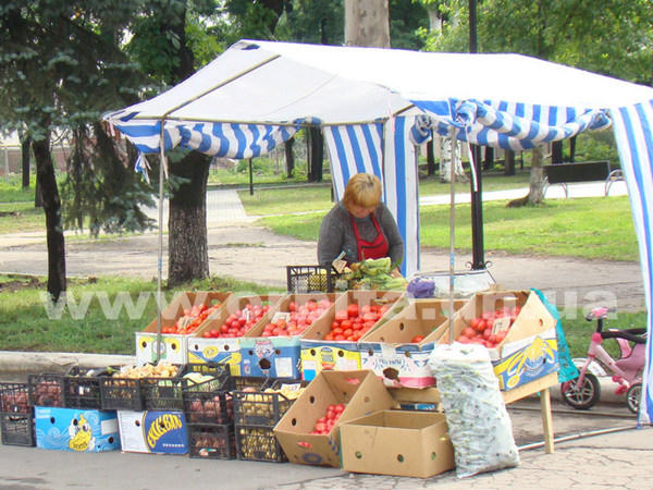 В Покровске возле памятника Герою Советского Союза торгуют помидорами