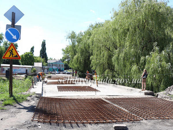 В Селидово продолжается капитальный ремонт моста и дороги