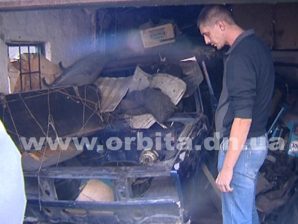 Житель Родинского нашел свой угнанный автомобиль в гараже у сотрудника полиции