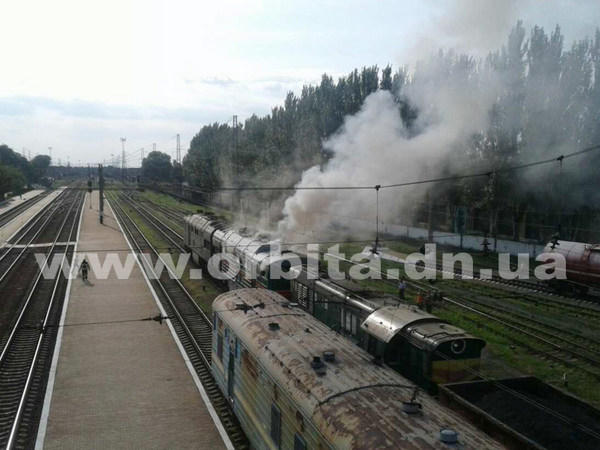 Опубликовано видео горящего тепловоза на станции Покровск