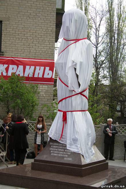 Петр Симоненко открыл памятник В.И. Ленину в Красноармейске (фото + видео)