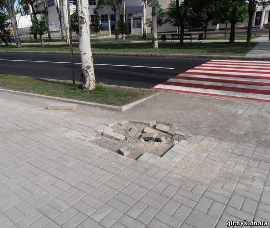 Идиотизм на дорогах около Донбасс Арены: колдобины, "пьяный" бордюр и переход в никуда (фото)