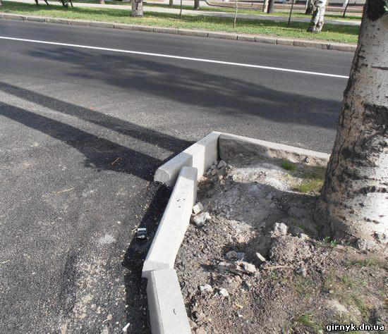 Идиотизм на дорогах около Донбасс Арены: колдобины, "пьяный" бордюр и переход в никуда (фото)