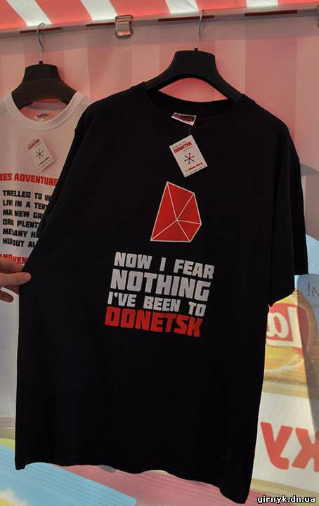 В донецком кемпинге хитом продаж стала футболка с надписью "Мне ничего не страшно. Я был в Донецке" (фото)