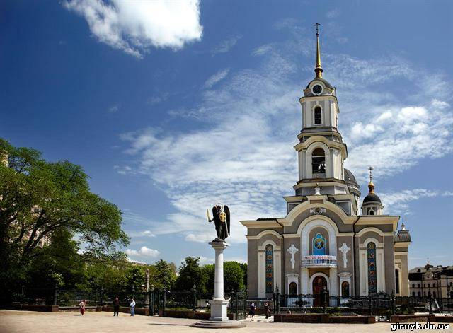 Профессиональные фото Донецка: фантастическая Арена, нарядный Донецк-Сити, величавый храм (фото)
