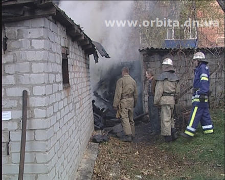 В центре Красноармейска горели гаражи (фото + видео)