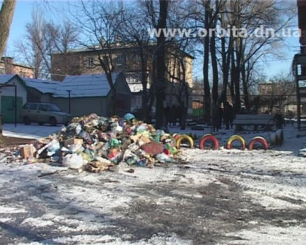 В Родинском под окна должников коммунальщики выгрузили горы мусора (фото + видео)