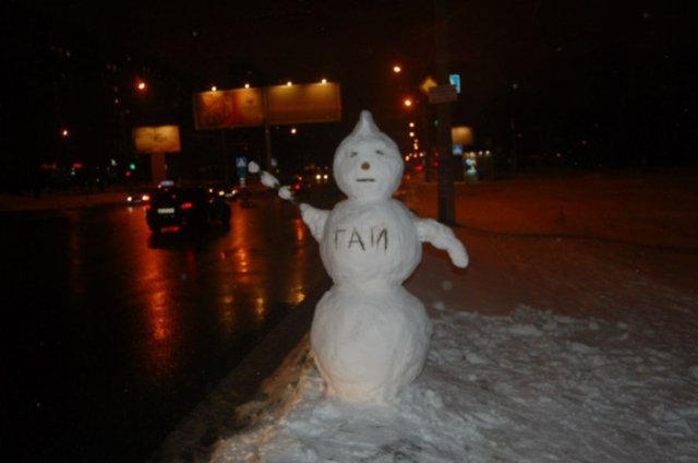 Снежный гаишник из Донецка "разорвал" социальные сети (фото)