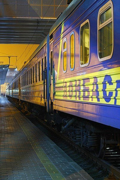 ЖД-вокзал Донецка поражает фантастическим сиянием ночных огней (фото)