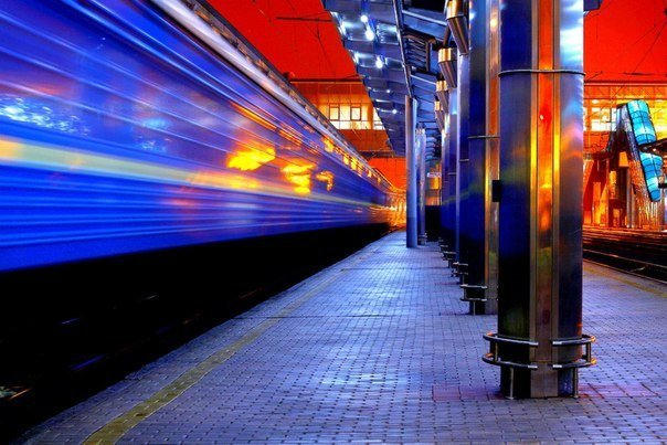 ЖД-вокзал Донецка поражает фантастическим сиянием ночных огней (фото)