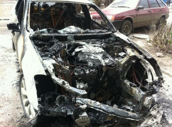 В Донецке сожги крутой автомобиль за полмиллиона (фото)