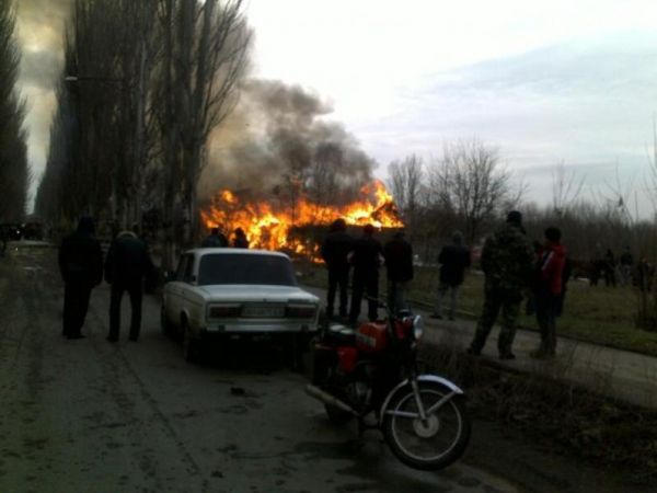 Власти Курахово пытаются помочь жителям сгоревшего двухэтажного дома (фото)