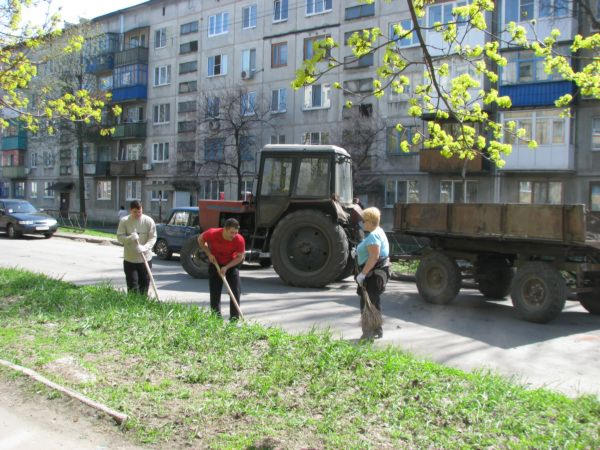 Чиновники и жители Селидово вышли на уборку города (фото)