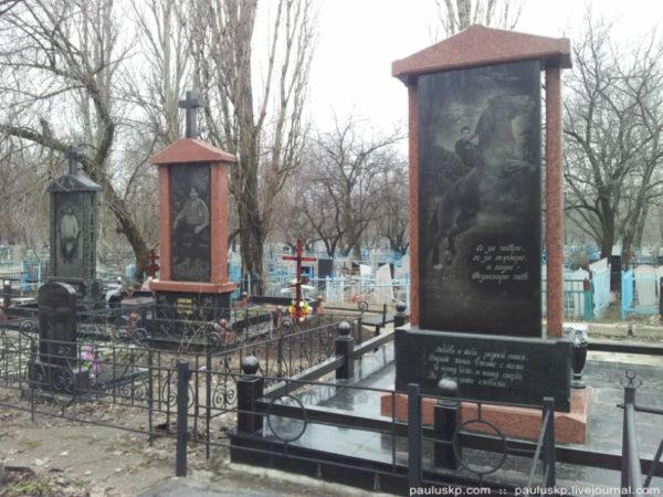 Могилы цыган в Донецке поражают своей роскошью (фото)