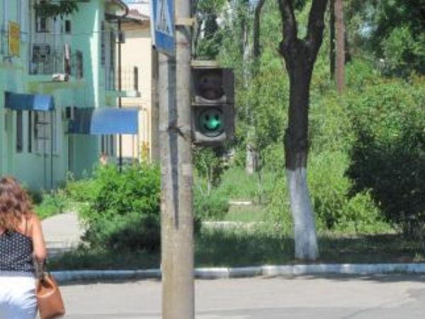 В Донецке появились светофоры-смайлики (фото)