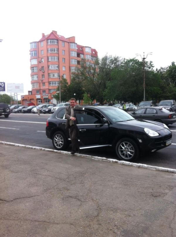 Донецкий чиновник ездит на автомобиле стоимостью 1 миллион гривен и нарушает ПДД (фото)