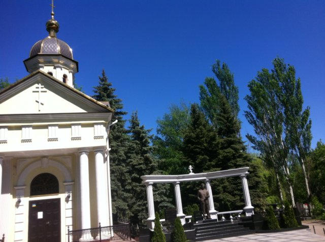 Самые крутые памятники на кладбищах Донецка (фото)