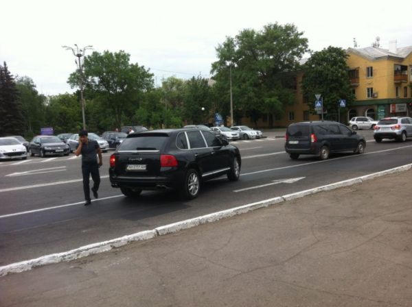 Донецкий чиновник ездит на автомобиле стоимостью 1 миллион гривен и нарушает ПДД (фото)