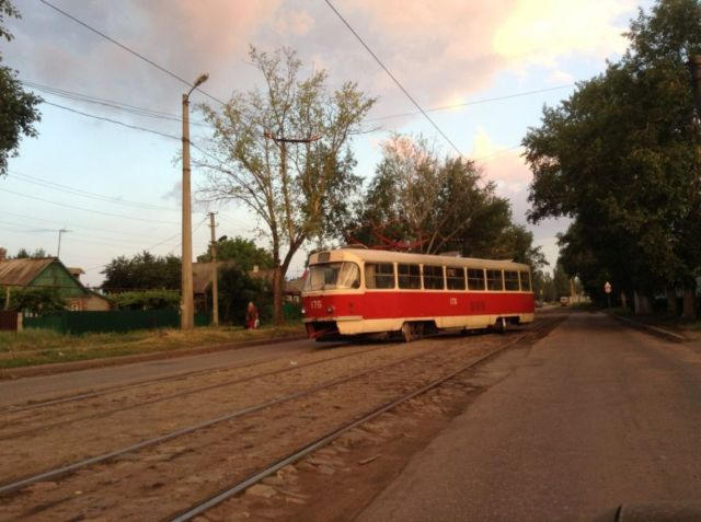 В Донецке трамвай лихо проехался по асфальту (фото)