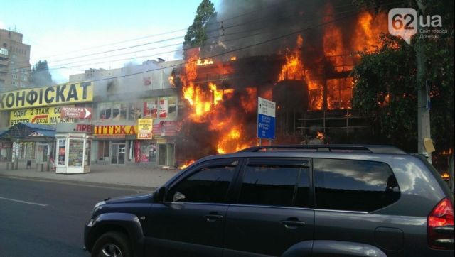 В Донецке сгорел огромный торговый центр (фото + видео)