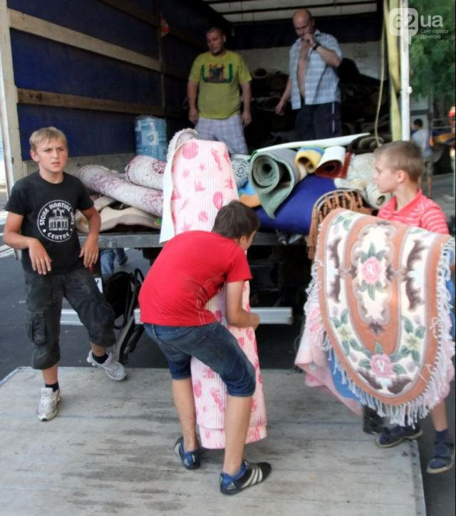 Донецкие торгаши загнали в огонь детей, чтоб спасти свой товар (фото)